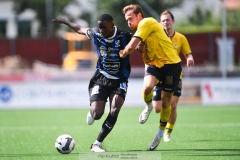 20240810 IFK Skövdes Edwin Mahisa och Ahlafors IFs Samuel Edlund under fotbollsmatchen i Div 2 Norra Götaland mellan IFK Skövde och Ahlafors IF den 10 augusti 2024 på Södermalms IP i Skövde.