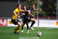 20240810 IFK Skövdes Edin Salihovic och Ahlafors IFs André Josefsson under fotbollsmatchen i Div 2 Norra Götaland mellan IFK Skövde och Ahlafors IF den 10 augusti 2024 på Södermalms IP i Skövde.