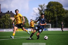 20240810 IFK Skövdes Lawan Homi och Ahlafors IFs Elliot Söderberg Waltersson under fotbollsmatchen i Div 2 Norra Götaland mellan IFK Skövde och Ahlafors IF den 10 augusti 2024 på Södermalms IP i Skövde.