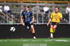 20240810 IFK Skövdes David Frisk och Ahlafors IFs Samuel Edlund under fotbollsmatchen i Div 2 Norra Götaland mellan IFK Skövde och Ahlafors IF den 10 augusti 2024 på Södermalms IP i Skövde.