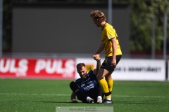 20240810 IFK Skövdes Bilos Yonakhir och Ahlafors IFs Linus Åvall under fotbollsmatchen i Div 2 Norra Götaland mellan IFK Skövde och Ahlafors IF den 10 augusti 2024 på Södermalms IP i Skövde.