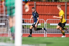 20240810 IFK Skövdes Axel Axelsson under fotbollsmatchen i Div 2 Norra Götaland mellan IFK Skövde och Ahlafors IF den 10 augusti 2024 på Södermalms IP i Skövde.