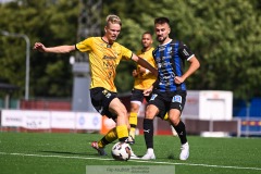 20240810 IFK Skövdes Edin Salihovic och Ahlafors IFs Hugo Söder under fotbollsmatchen i Div 2 Norra Götaland mellan IFK Skövde och Ahlafors IF den 10 augusti 2024 på Södermalms IP i Skövde.