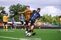 20240810 IFK Skövdes Edin Salihovic och Ahlafors IFs André Josefsson under fotbollsmatchen i Div 2 Norra Götaland mellan IFK Skövde och Ahlafors IF den 10 augusti 2024 på Södermalms IP i Skövde.