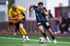 20240810 IFK Skövdes Ahmed Abdalrahman och Ahlafors IFs Filip Larsson under fotbollsmatchen i Div 2 Norra Götaland mellan IFK Skövde och Ahlafors IF den 10 augusti 2024 på Södermalms IP i Skövde.