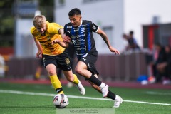 20240810 IFK Skövdes Ahmed Abdalrahman och Ahlafors IFs Filip Larsson under fotbollsmatchen i Div 2 Norra Götaland mellan IFK Skövde och Ahlafors IF den 10 augusti 2024 på Södermalms IP i Skövde.