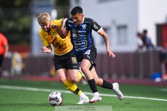 20240810 IFK Skövdes Ahmed Abdalrahman och Ahlafors IFs Filip Larsson under fotbollsmatchen i Div 2 Norra Götaland mellan IFK Skövde och Ahlafors IF den 10 augusti 2024 på Södermalms IP i Skövde.