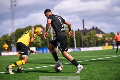 20240810 IFK Skövdes Ahmed Abdalrahman och Ahlafors IFs Pascal Olsson under fotbollsmatchen i Div 2 Norra Götaland mellan IFK Skövde och Ahlafors IF den 10 augusti 2024 på Södermalms IP i Skövde.