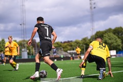 20240810 IFK Skövdes Ahmed Abdalrahman och Ahlafors IFs Pascal Olsson under fotbollsmatchen i Div 2 Norra Götaland mellan IFK Skövde och Ahlafors IF den 10 augusti 2024 på Södermalms IP i Skövde.