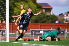 20240810 IFK Skövdes Axel Axelsson firar sitt andra mål under fotbollsmatchen i Div 2 Norra Götaland mellan IFK Skövde och Ahlafors IF den 10 augusti 2024 på Södermalms IP i Skövde.