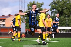 20240810 IFK Skövdes Axel Axelsson firar sitt andra mål under fotbollsmatchen i Div 2 Norra Götaland mellan IFK Skövde och Ahlafors IF den 10 augusti 2024 på Södermalms IP i Skövde.