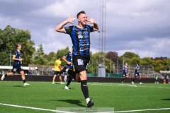 20240810 IFK Skövdes Axel Axelsson firar sitt andra mål under fotbollsmatchen i Div 2 Norra Götaland mellan IFK Skövde och Ahlafors IF den 10 augusti 2024 på Södermalms IP i Skövde.