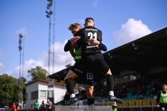 20240810 IFK Skövdes Axel Axelsson och Loke Pernestig firar lagets andra mål under fotbollsmatchen i Div 2 Norra Götaland mellan IFK Skövde och Ahlafors IF den 10 augusti 2024 på Södermalms IP i Skövde.