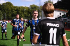 20240810 IFK Skövdes Alexander Gerhardsson firar lagets andra mål under fotbollsmatchen i Div 2 Norra Götaland mellan IFK Skövde och Ahlafors IF den 10 augusti 2024 på Södermalms IP i Skövde.