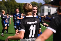 20240810 IFK Skövdes Alexander Gerhardsson firar lagets andra mål under fotbollsmatchen i Div 2 Norra Götaland mellan IFK Skövde och Ahlafors IF den 10 augusti 2024 på Södermalms IP i Skövde.