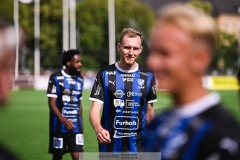 20240810 IFK Skövdes Emil Ring firar lagets andra mål under fotbollsmatchen i Div 2 Norra Götaland mellan IFK Skövde och Ahlafors IF den 10 augusti 2024 på Södermalms IP i Skövde.