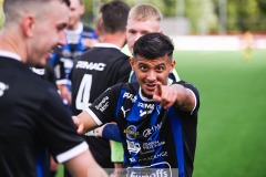 20240810 IFK Skövdes Ahmed Abdalrahman firar lagets andra mål under fotbollsmatchen i Div 2 Norra Götaland mellan IFK Skövde och Ahlafors IF den 10 augusti 2024 på Södermalms IP i Skövde.