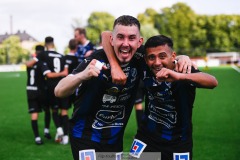 20240810 IFK Skövdes Axel Axelsson och Ahmed Abdalrahman firar lagets andra mål under fotbollsmatchen i Div 2 Norra Götaland mellan IFK Skövde och Ahlafors IF den 10 augusti 2024 på Södermalms IP i Skövde.