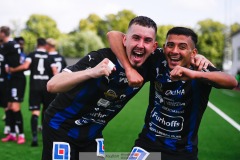 20240810 IFK Skövdes Axel Axelsson och Ahmed Abdalrahman firar lagets andra mål under fotbollsmatchen i Div 2 Norra Götaland mellan IFK Skövde och Ahlafors IF den 10 augusti 2024 på Södermalms IP i Skövde.