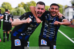 20240810 IFK Skövdes Axel Axelsson och Ahmed Abdalrahman firar lagets andra mål under fotbollsmatchen i Div 2 Norra Götaland mellan IFK Skövde och Ahlafors IF den 10 augusti 2024 på Södermalms IP i Skövde.