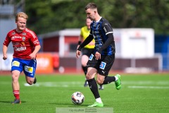 20240609 IFK Skövdes Axel Axelsson och IK Gauthiods Oscar Fransson under fotbollsmatchen i Div 2 Norra Götaland mellan IFK Skövde och IK Gauthiod den 9 juni 2024 på Södermalms IP i Skövde.