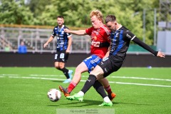 20240609 IFK Skövdes Axel Axelsson och IK Gauthiods Oscar Fransson under fotbollsmatchen i Div 2 Norra Götaland mellan IFK Skövde och IK Gauthiod den 9 juni 2024 på Södermalms IP i Skövde.
