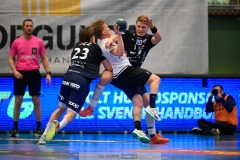 20240328 Lugi HFs Axel Månsson och IFK Skövdes Jesper Jensen och William Elovsson under handbollsmatchen i Handbollsligan herr mellan IFK Skövde och Lugi HF den 28 mars 2024 i Skövde.