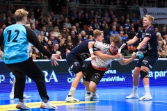 20241226 Skånela IFs Gustav Näslund och IFK Skövdes William Elovsson och Markus Sjöbrink under handbollsmatchen i Handbollsligan mellan IFK Skövde HK och Skånela IF den 27 december 2024 i Arena Skövde i Skövde.