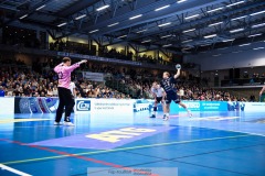 20241226 IFK Skövdes Linus Gustavsson och Skånela IFs William Psajd under handbollsmatchen i Handbollsligan mellan IFK Skövde HK och Skånela IF den 27 december 2024 i Arena Skövde i Skövde.