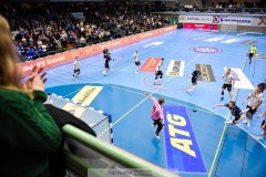 20241226 IFK Skövdes Wilmer Gustafsson och Skånela IFs Henrik Smedby under handbollsmatchen i Handbollsligan mellan IFK Skövde HK och Skånela IF den 27 december 2024 i Arena Skövde i Skövde.