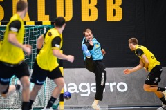 20241209 IFK Skövdes Håvard Åsheim och Sävehofs Malte Celander under handbollsmatchen mellan IK Sävehof och IFK Skövde  i Handbollsligan herr den 9 december 2024 i Partille Arena i Partille.