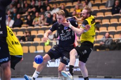 20241209 IFK Skövdes William Elovsson och Sävehofs Magnus Persson under handbollsmatchen mellan IK Sävehof och IFK Skövde  i Handbollsligan herr den 9 december 2024 i Partille Arena i Partille.