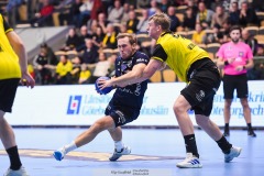 20241209 IFK Skövdes Linus Gustavsson och Sävehofs Isak Vedelsbøl under handbollsmatchen mellan IK Sävehof och IFK Skövde  i Handbollsligan herr den 9 december 2024 i Partille Arena i Partille.