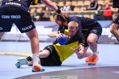 20241209 Sävehofs Pontus Brolin och IFK Skövdes Rex Blom under handbollsmatchen mellan IK Sävehof och IFK Skövde  i Handbollsligan herr den 9 december 2024 i Partille Arena i Partille.