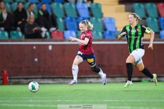 20240915 ÖIS Elin Wallskog Fahlgren och GAIS Elin Hedström under fotbollsmatchen mellan ÖIS och GAIS  i DM Dam den 17 september 2024 på Valhalla IP i Göteborg.