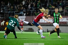 20240915 ÖIS Elin Wallskog Fahlgren och GAIS Thea Larsson och Elin Hedström under fotbollsmatchen mellan ÖIS och GAIS  i DM Dam den 17 september 2024 på Valhalla IP i Göteborg.