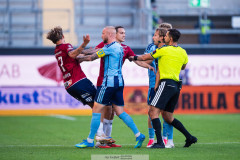 20260720 Örgrytes William Hofvander och Djurgårdens Adam Ståhl under fotbollsmatchen i Allsvenskan mellan Örgryte IS och Djurgårdens IF den 20 juli 2026 på Gamla Ullevi i Göteborg. 
Foto: Filip Kauffeldt
