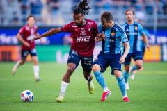20260720 Örgrytes Jerome Tibbling Ugwo och Djurgårdens Jacob Une under fotbollsmatchen i Allsvenskan mellan Örgryte IS och Djurgårdens IF den 20 juli 2026 på Gamla Ullevi i Göteborg. 
Foto: Filip Kauffeldt