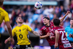 20260529 Elfsborgs Júlíus Magnússon och Örgrytes Charlie Vindehall under fotbollsmatchen i Allsvenskan mellan Örgryte IS och IF Elfsborg den 29 maj 2026 på Gamla Ullevi i Göteborg. 
Foto: Filip Kauffeldt