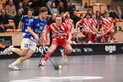 20240217 Pixbo IBKs Oskar Weissbach och Hagunda IFs Markus Åkerfeldt under innebandymatchen i SSL herr mellan Pixbo IBK och Hagunda IF den 17 februari 2024 i Mölnlycke.