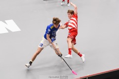 20240217 Pixbo IBKs Daniel Kalentun och Hagunda IFs Emil Eriksson under innebandymatchen i SSL herr mellan Pixbo IBK och Hagunda IF den 17 februari 2024 i Mölnlycke.