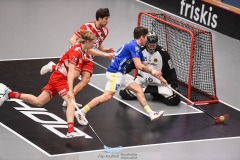 20240217 Hagunda IFs Kevin Ahlholm och Pixbo IBKs Victor Johansson och Patrik Gustavsson under innebandymatchen i SSL herr mellan Pixbo IBK och Hagunda IF den 17 februari 2024 i Mölnlycke.