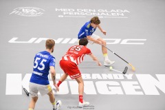 20240217 Hagunda IFs Adam Nilbrink och Pixbo IBKs Patrik Gustavsson under innebandymatchen i SSL herr mellan Pixbo IBK och Hagunda IF den 17 februari 2024 i Mölnlycke.