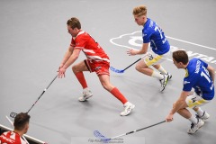 20240217 Pixbo IBKs Oskar Weissbach och Hagunda IFs Noah Tornberg under innebandymatchen i SSL herr mellan Pixbo IBK och Hagunda IF den 17 februari 2024 i Mölnlycke.