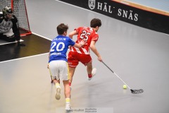 20240217 Pixbo IBKs Patrik Gustavsson och Hagunda IFs Kevin Ahlholm under innebandymatchen i SSL herr mellan Pixbo IBK och Hagunda IF den 17 februari 2024 i Mölnlycke.