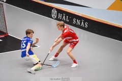 20240217 Pixbo IBKs Arvid Äse och Hagunda IFs Hampus Hallén under innebandymatchen i SSL herr mellan Pixbo IBK och Hagunda IF den 17 februari 2024 i Mölnlycke.