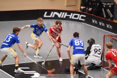 20240217 Pixbo IBKs Felix Lanver och Hagunda IFs Alexander Spinord under innebandymatchen i SSL herr mellan Pixbo IBK och Hagunda IF den 17 februari 2024 i Mölnlycke.