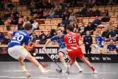 20240217 Hagunda IFs Jonas Larsson och Pixbo IBKs Patrik Gustavsson under innebandymatchen i SSL herr mellan Pixbo IBK och Hagunda IF den 17 februari 2024 i Mölnlycke.