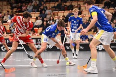 20240217 Hagunda IFs Kevin Ahlholm och Pixbo IBKs Patrik Gustavsson under innebandymatchen i SSL herr mellan Pixbo IBK och Hagunda IF den 17 februari 2024 i Mölnlycke.