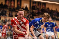 20240217 Pixbo IBKs Oskar Weissbach och Hagunda IFs Hampus Hallén under innebandymatchen i SSL herr mellan Pixbo IBK och Hagunda IF den 17 februari 2024 i Mölnlycke.